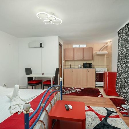 Stone Gate Apartment #3 Bucharest Exterior photo