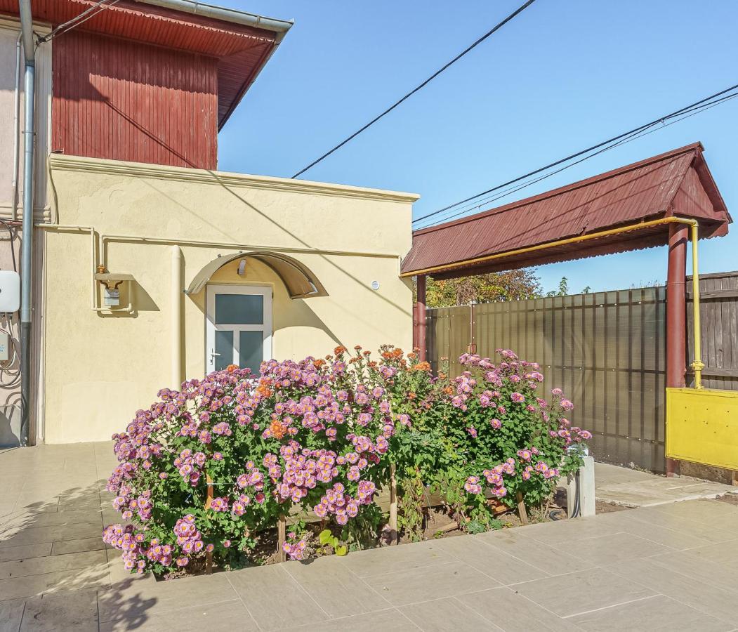 Stone Gate Apartment #3 Bucharest Exterior photo